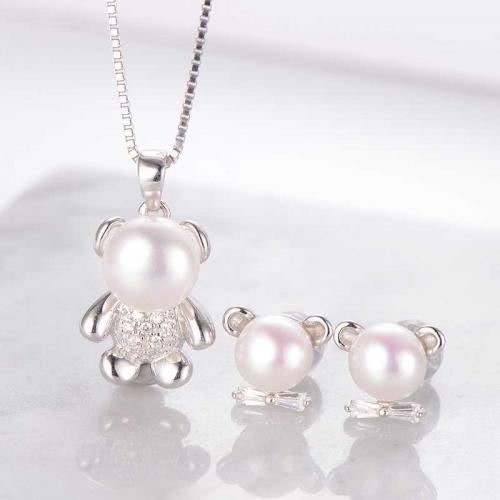 蜜恋小熊系列 S925银镶白色淡水珍珠耳钉