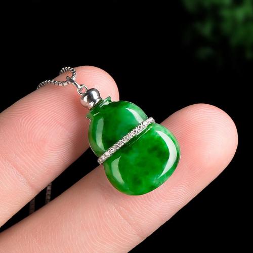 18k金镶嵌钻石 缅甸嫩绿翡翠葫芦吊坠 女款A货