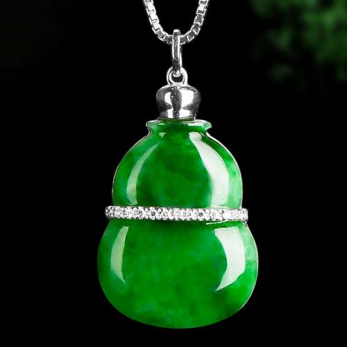 18k金镶嵌钻石 缅甸嫩绿翡翠葫芦吊坠 女款A货