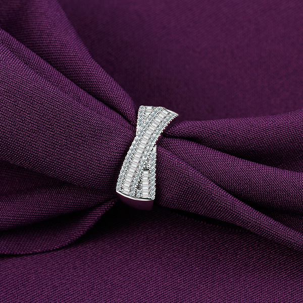 18K金钻戒女1克拉钻石戒指梯方钻石定制铂金