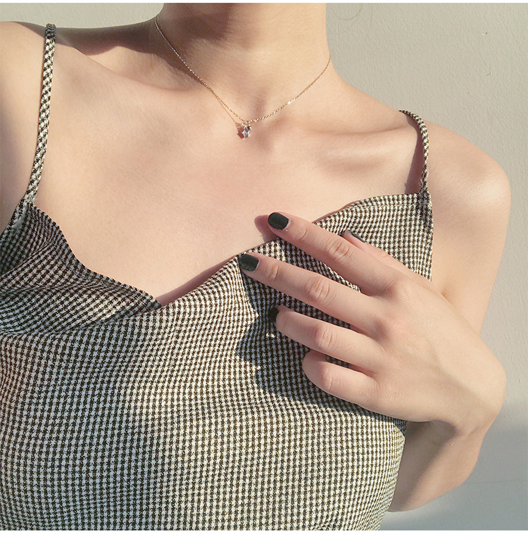 五角星银项链模特展示图