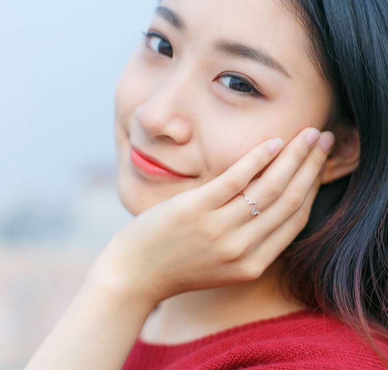 心电图开口戒指模特展示图