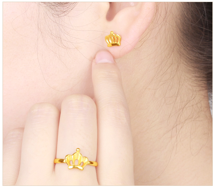 999足金黄金耳钉模特展示图