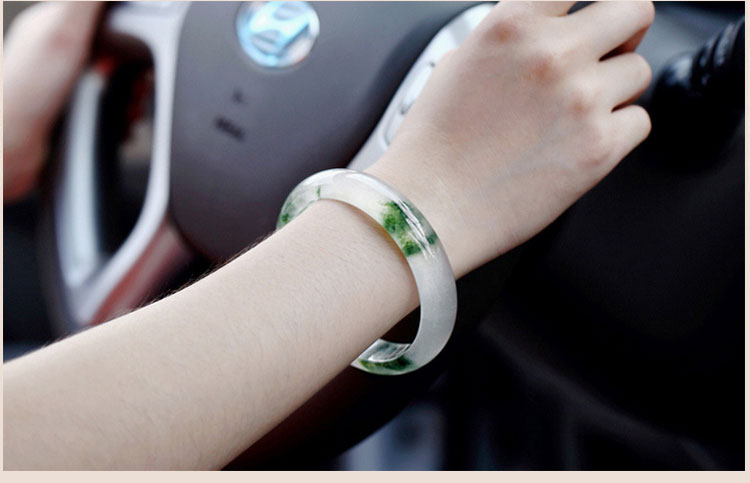 玉手镯女款模特佩戴图