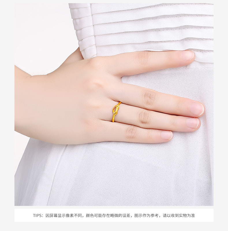 足金心形蝴蝶结女戒模特佩戴图