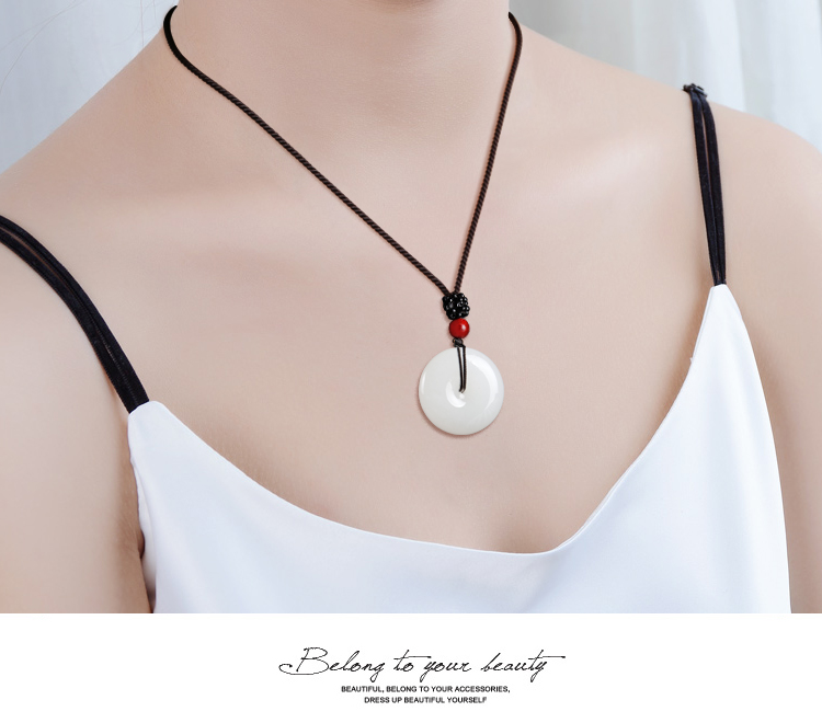 和田玉平安扣模特展示图