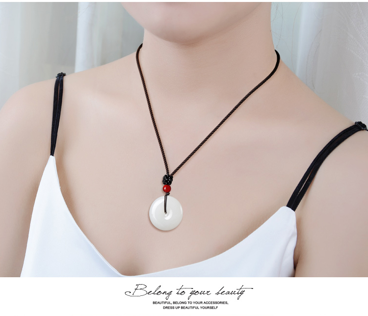 和田玉平安扣模特佩戴图