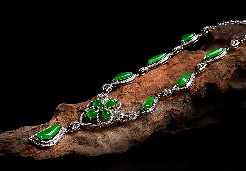 18K金镶嵌蛋面项链场景展示