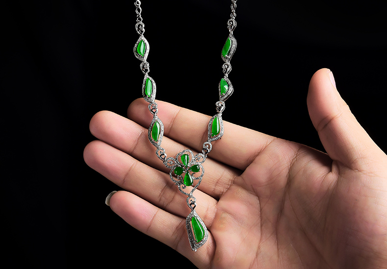 18K金镶嵌蛋面项链模特展示图