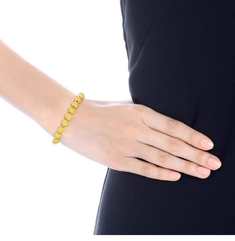 黄金手链模特展示图