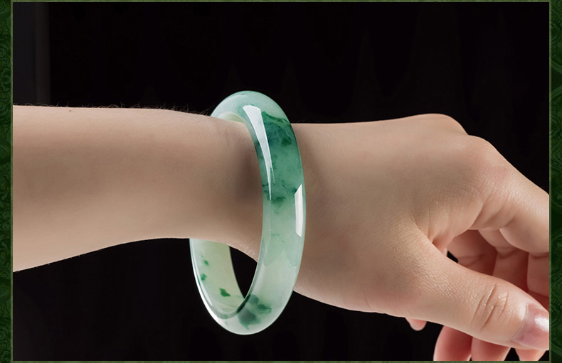 翡翠手镯模特实拍图