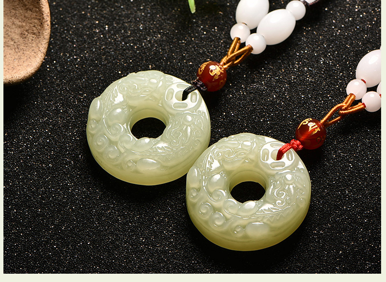 天然新疆和田玉平安扣实物图