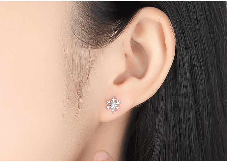 雪花耳钉模特佩戴图