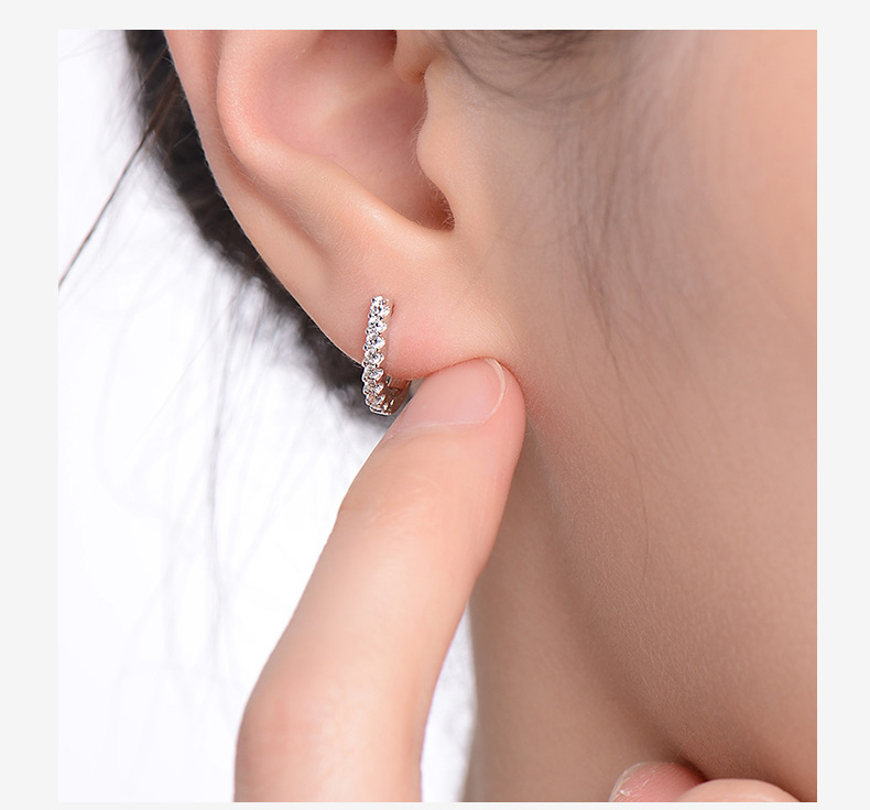 正品18K白耳钉模特展示图