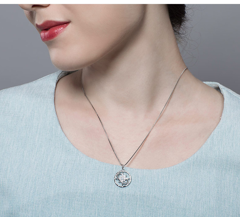 星引力银项链模特展示图