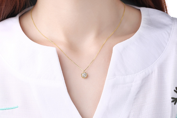 雪花钻石项链模特佩戴图