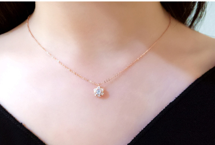 雪花钻石项链模特展示图