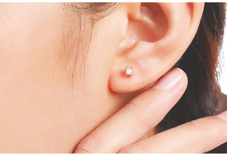 18k玫瑰金钻石耳钉佩戴图