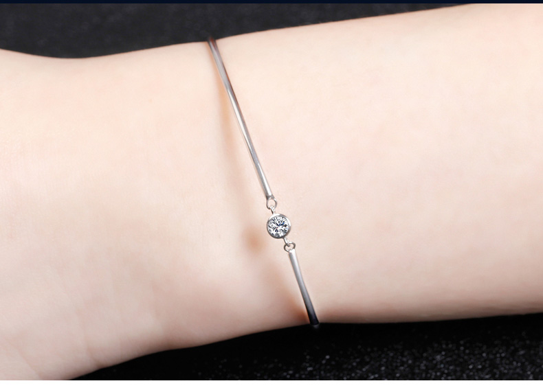 18K金钻石手链佩戴图