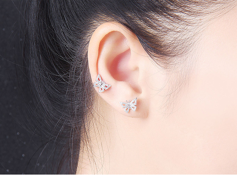 18k金钻石耳钉佩戴图
