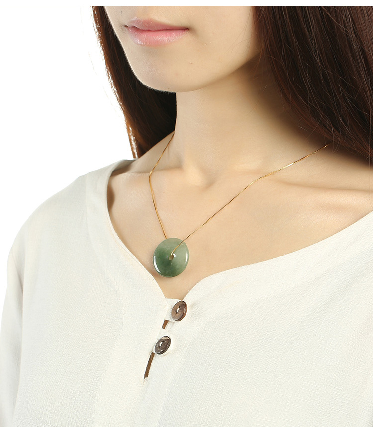 翡翠平安扣吊坠模特展示图