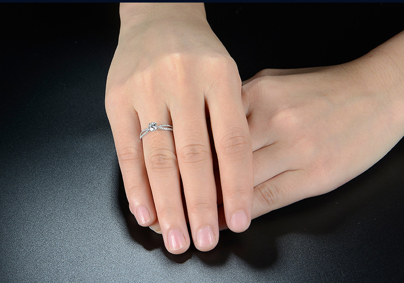 18k金钻石戒指实拍图