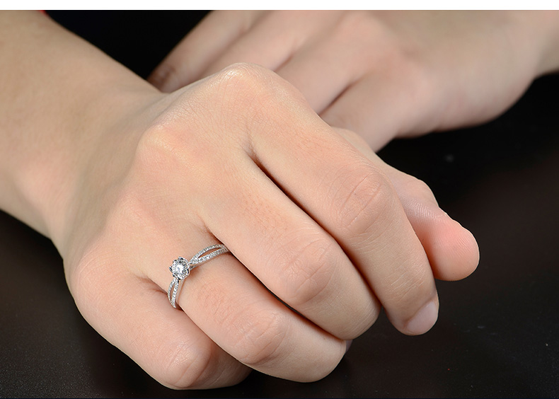 18k金钻石戒指佩戴展示图