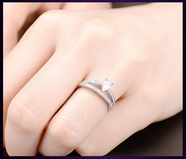 18K金水滴皇冠钻石戒指佩戴图