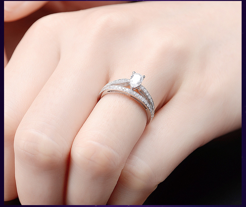 18K金水滴皇冠钻石戒指模特展示