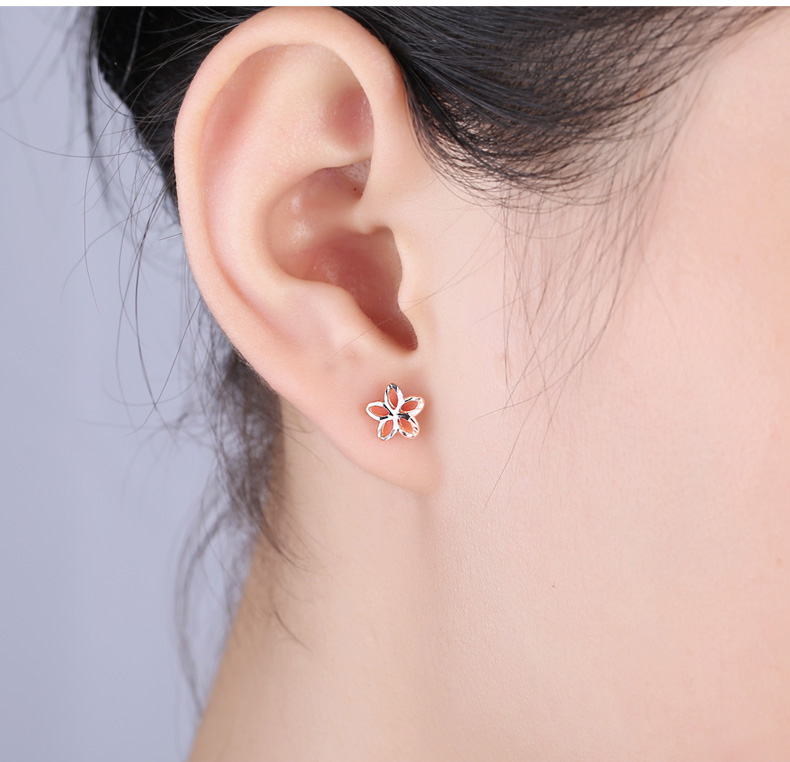 18k金车花款耳饰佩戴图