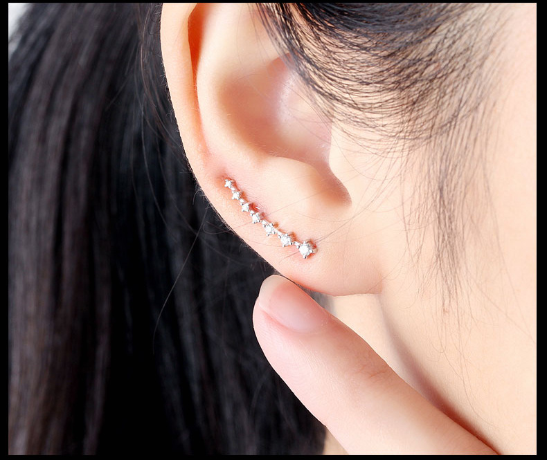 18k白金钻石耳钉女佩戴图