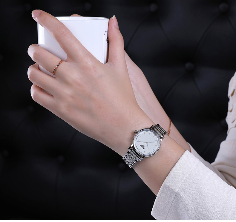 Tissot天梭魅时石英钢带女表佩戴图