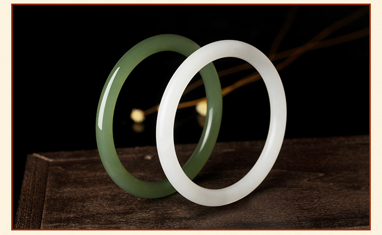 少女细款羊脂玉贵妃手镯圆条