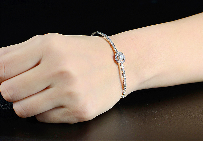 18K金钻石手镯群镶调节白金钻石手镯佩戴图