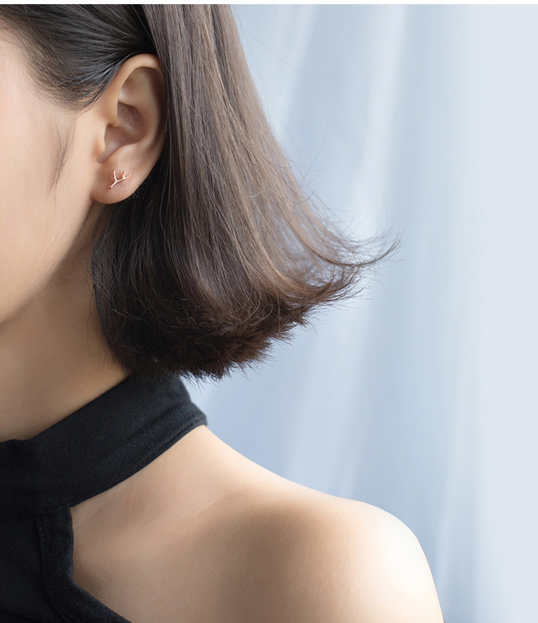 韩版时尚可爱鹿角耳钉佩戴图