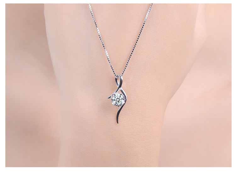 钻石群镶单钻项链