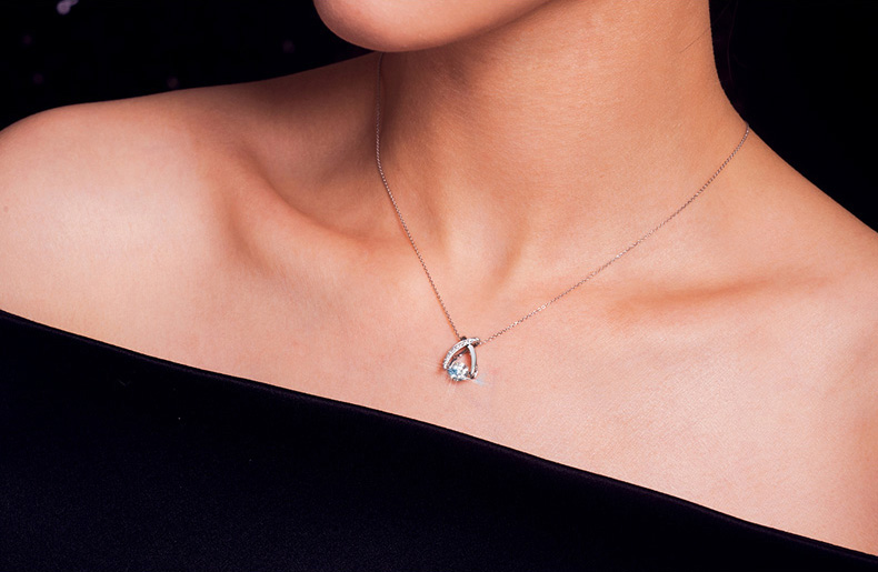 18K金钻石吊坠女款单钻定制铂金项链模特佩戴图