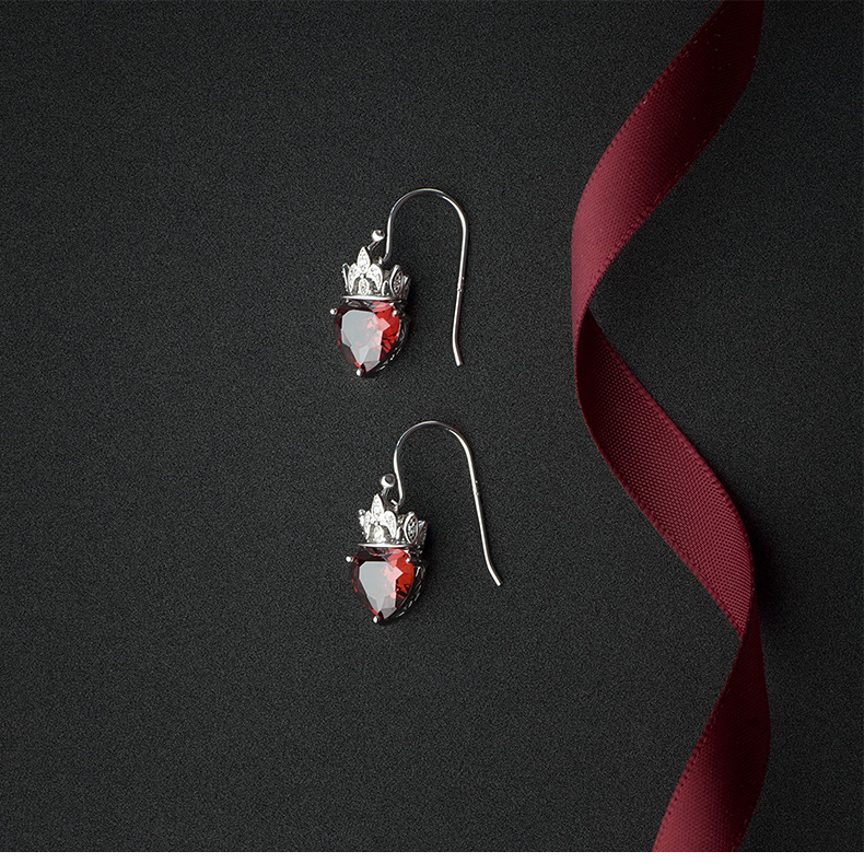 皇冠桃心复古大气红锆银耳坠