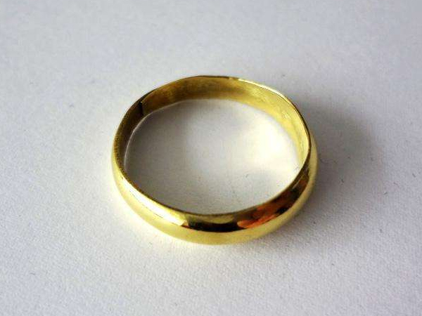 变形的黄金戒指