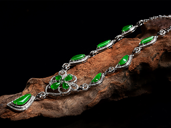 阳绿翡翠项链