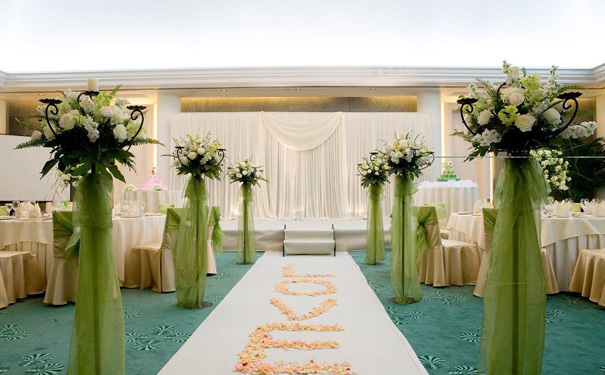 布置户外婚礼现场