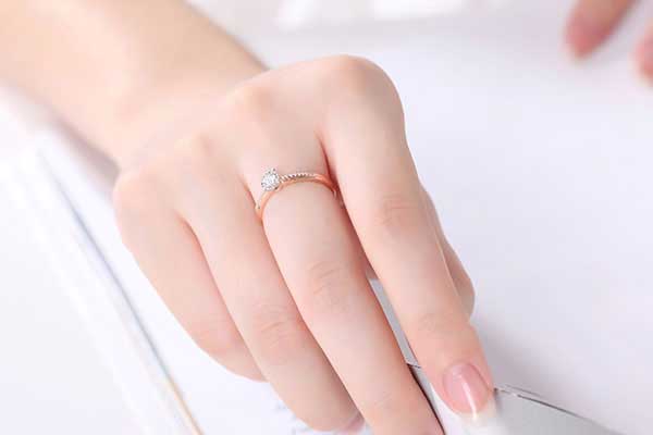 钻戒的佩戴