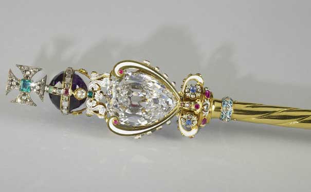 最大的钻石原石为1905年开采自南非的3106ct「Cullinan」钻石