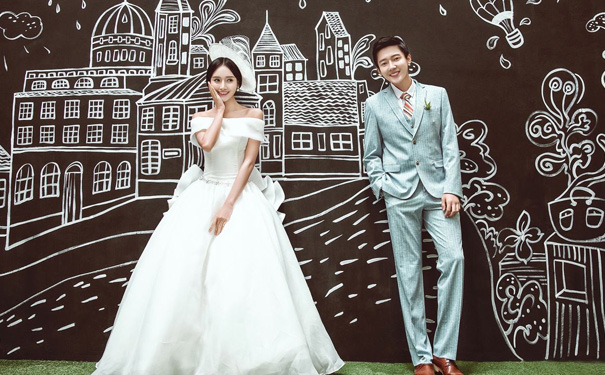 拍婚纱照用手掩面