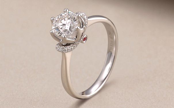 皇冠镶嵌的钻戒