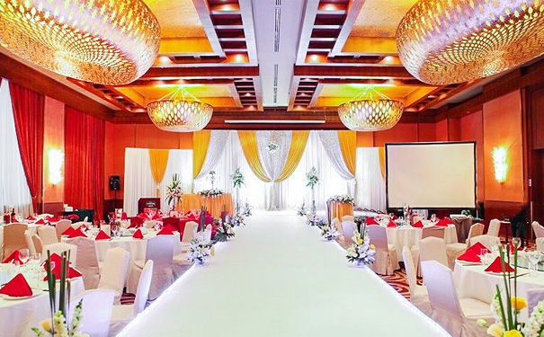新人婚礼布置酒店会场