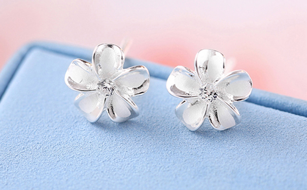 樱花耳钉