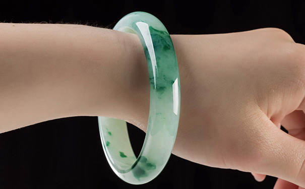 佩戴翡翠手镯 佩戴翡翠手镯