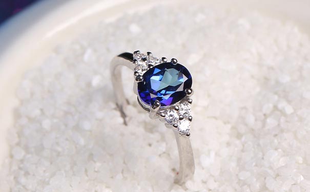 蓝宝石戒指