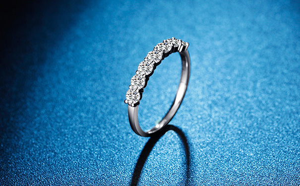 钻石戒指